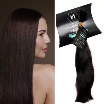 N085-3 festetlen magyar póthaj copf (35–36 cm, enyhén hullámos barna) – mellette illusztrációs modellfotó