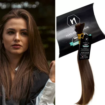 N1-12 festetlen magyar póthaj copf (25–28 cm, egyenes világosbarna–sötétszőke) – mellette illusztrációs modellfotó