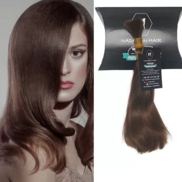 N1-7 festetlen magyar póthaj copf (25–27 cm, enyhén hullámos világosbarna) – mellette illusztrációs modellfotó