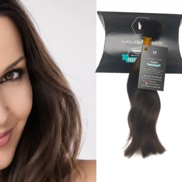 N1-9 festetlen magyar póthaj copf (25–26 cm, enyhén hullámos barna) – mellette illusztrációs modellfotó