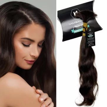 N168-1 festetlen magyar póthaj copf (38–40 cm, hullámos barna) – mellette illusztrációs modellfotó