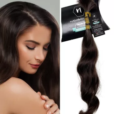 N168-2 festetlen magyar póthaj copf (38–40 cm, hullámos barna) – mellette illusztrációs modellfotó