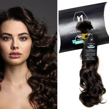 N2-1 festetlen magyar póthaj copf (25–28 cm, erősen hullámos barna) – mellette illusztrációs modellfotó