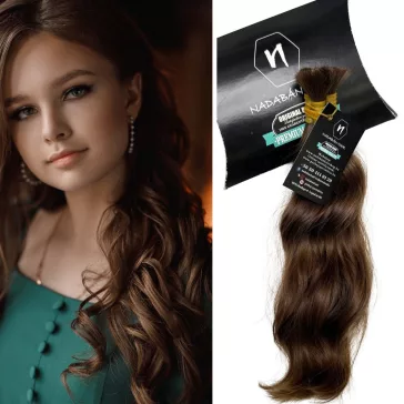 N2-8 festetlen magyar póthaj copf (30 cm, hullámos világosbarna–sötétszőke) – mellette illusztrációs modellfotó